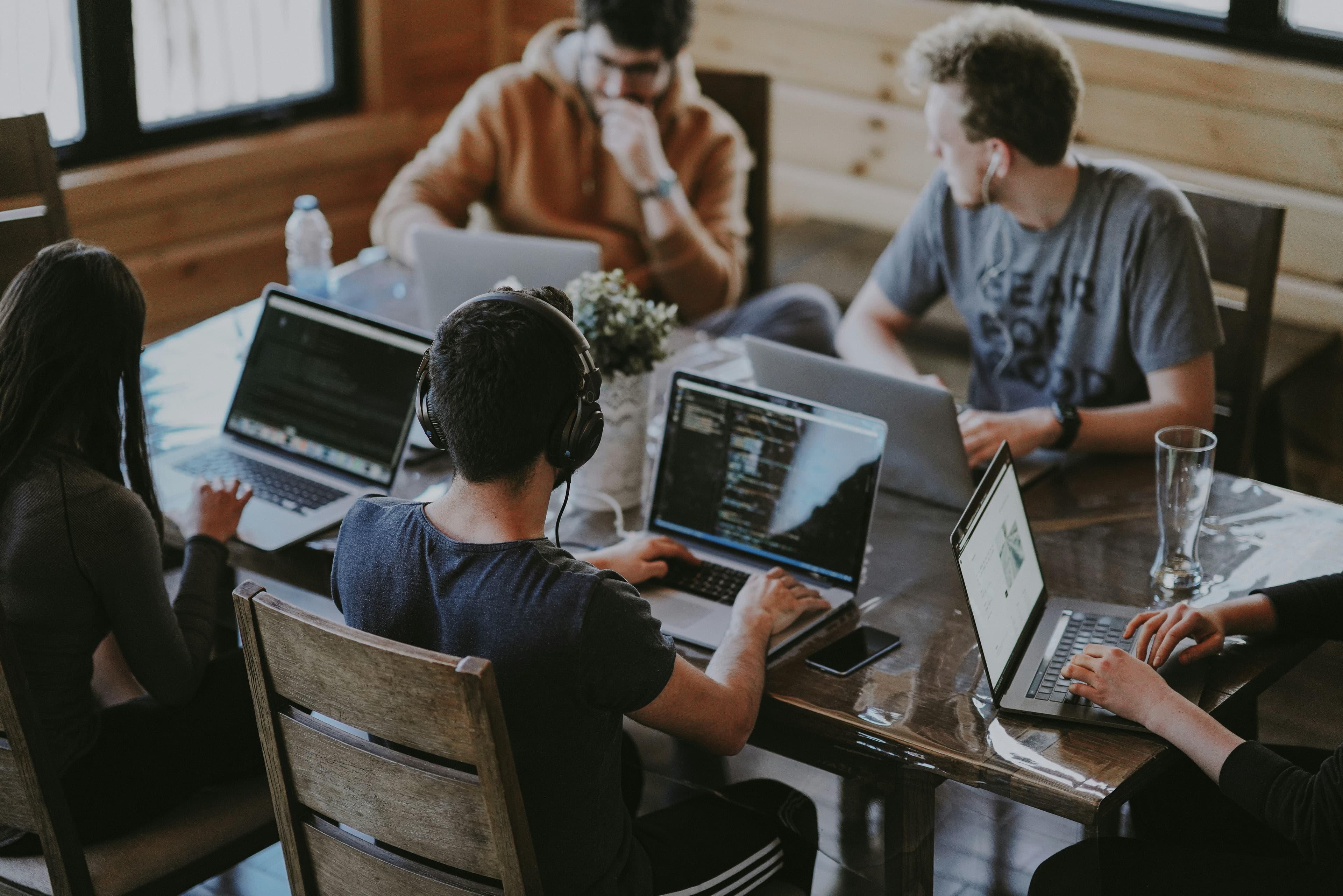 Cómo comunicarte con confianza en equipos globales: inglés para el trabajo remoto