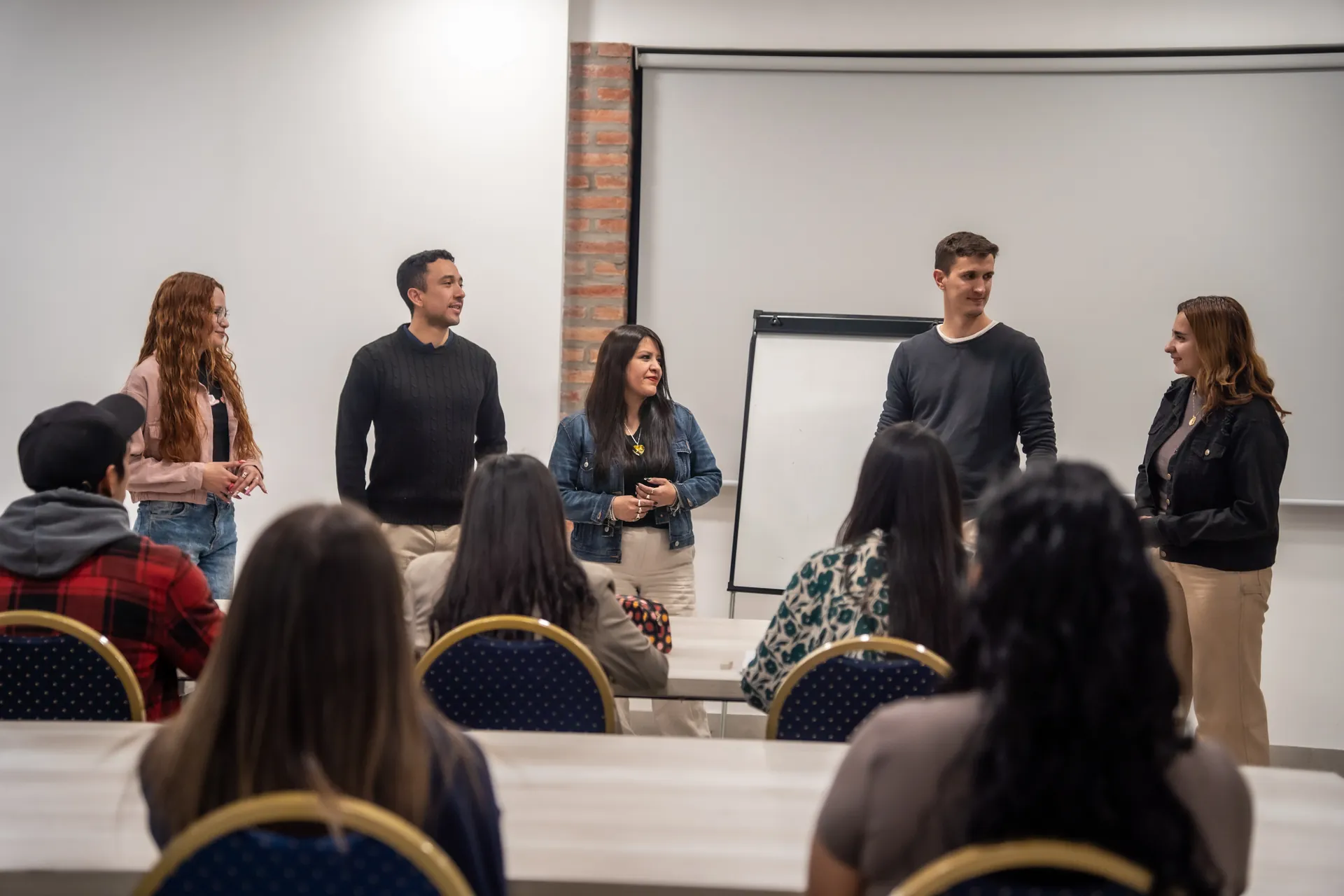 Alumnos de Bonfire trabajando juntos en una clase de inglés