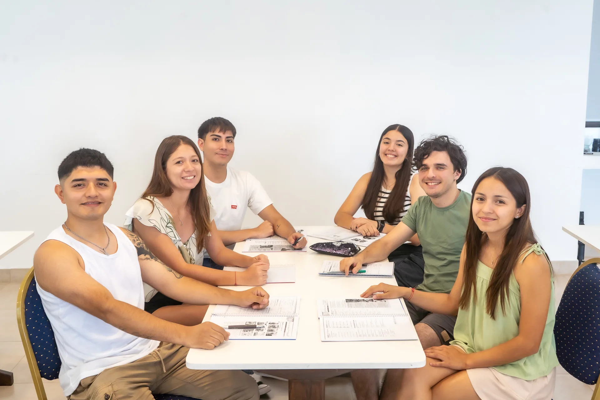 Alumnos de Bonfire trabajando juntos en una clase de inglés