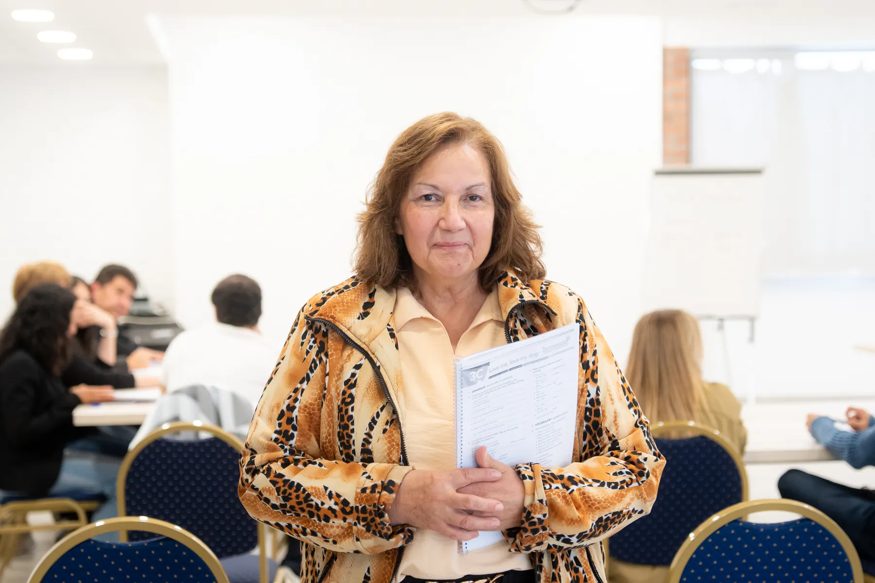 Alumna adulta de Bonfire con su material de clase