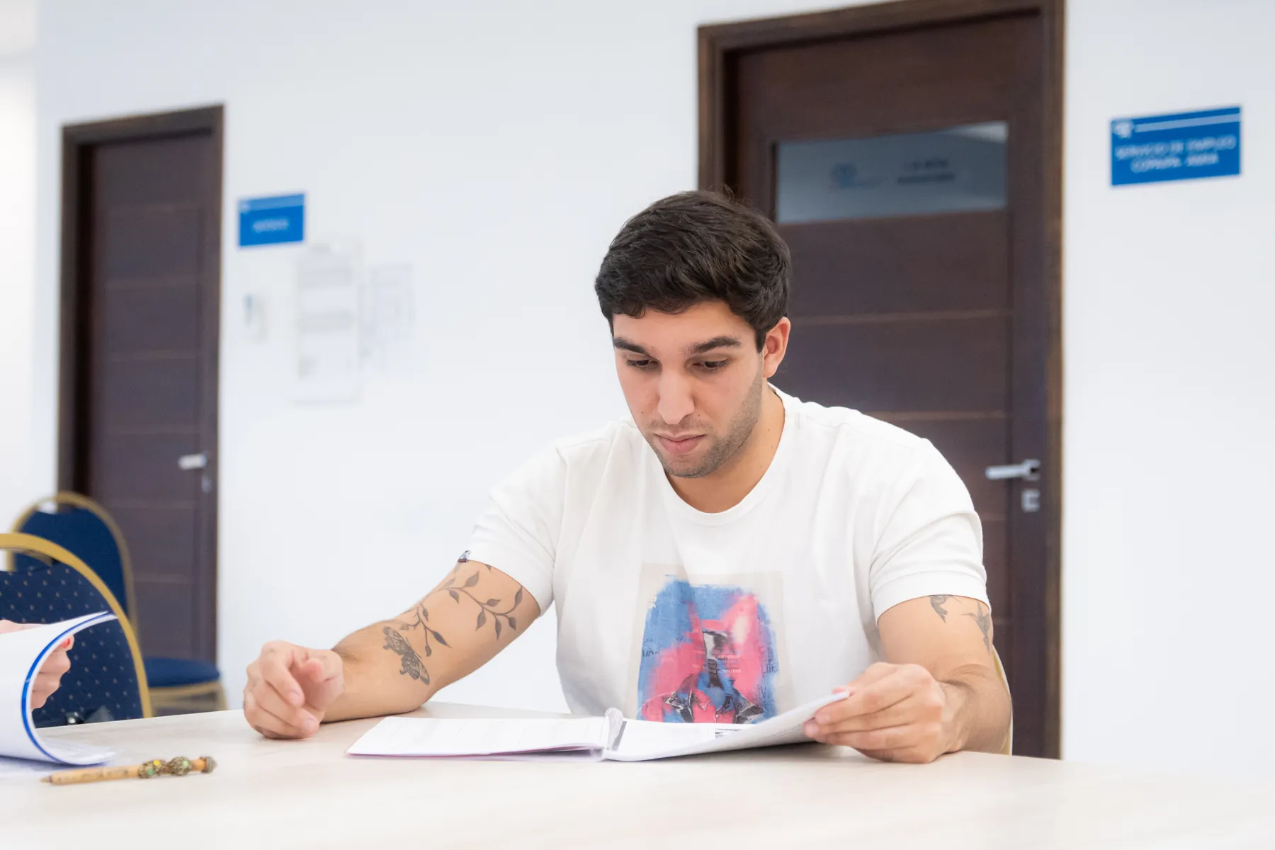 Alumna de Bonfire leyendo su material en una clase de inglés