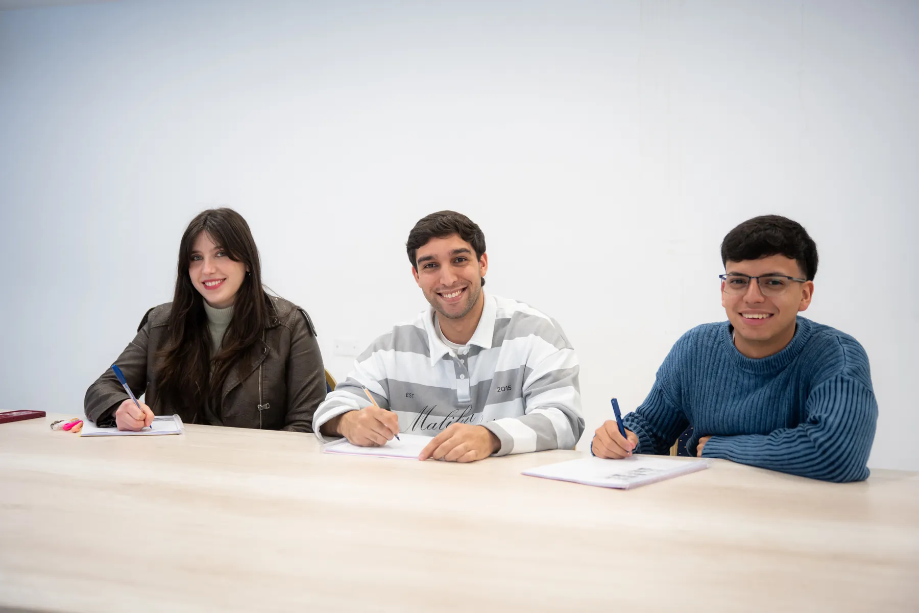 Alumnos de Bonfire sonriendo en una clase de inglés