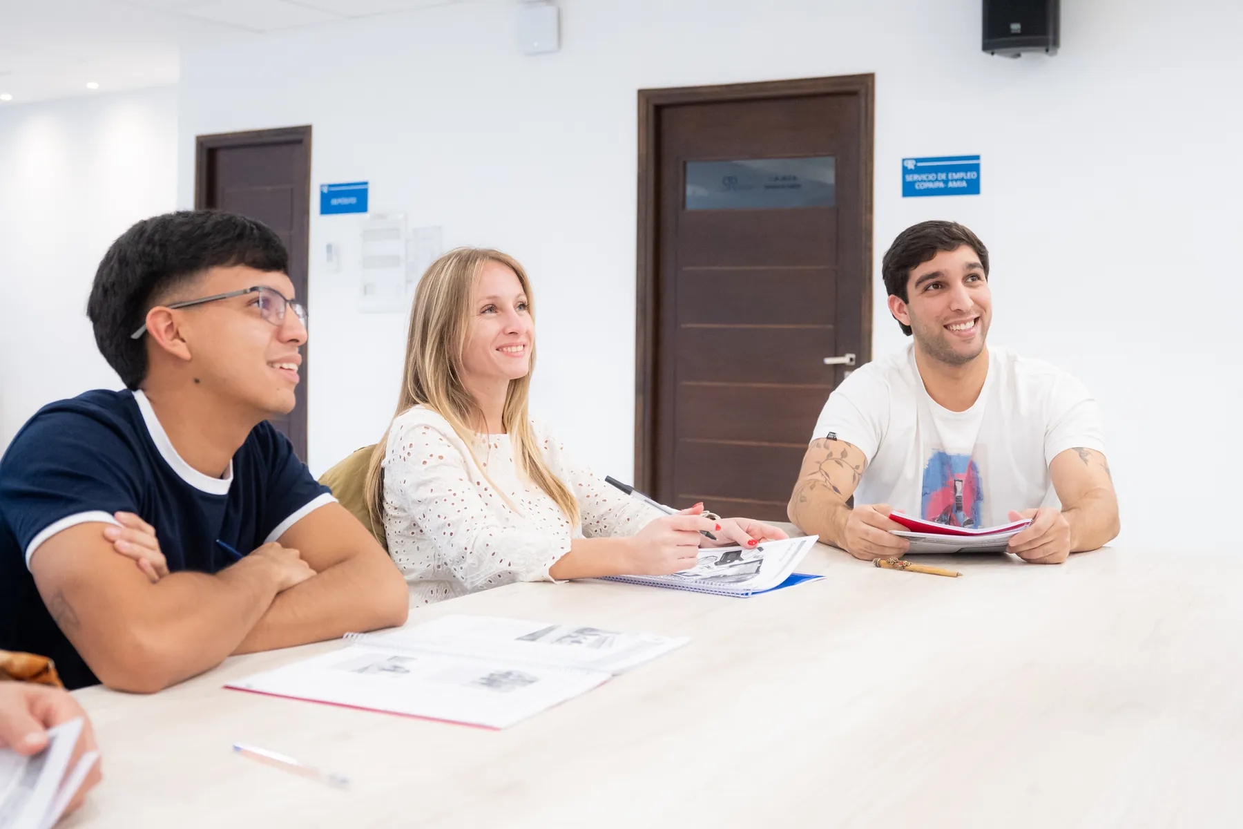 Alumnos de Bonfire en una clase de inglés en Salta