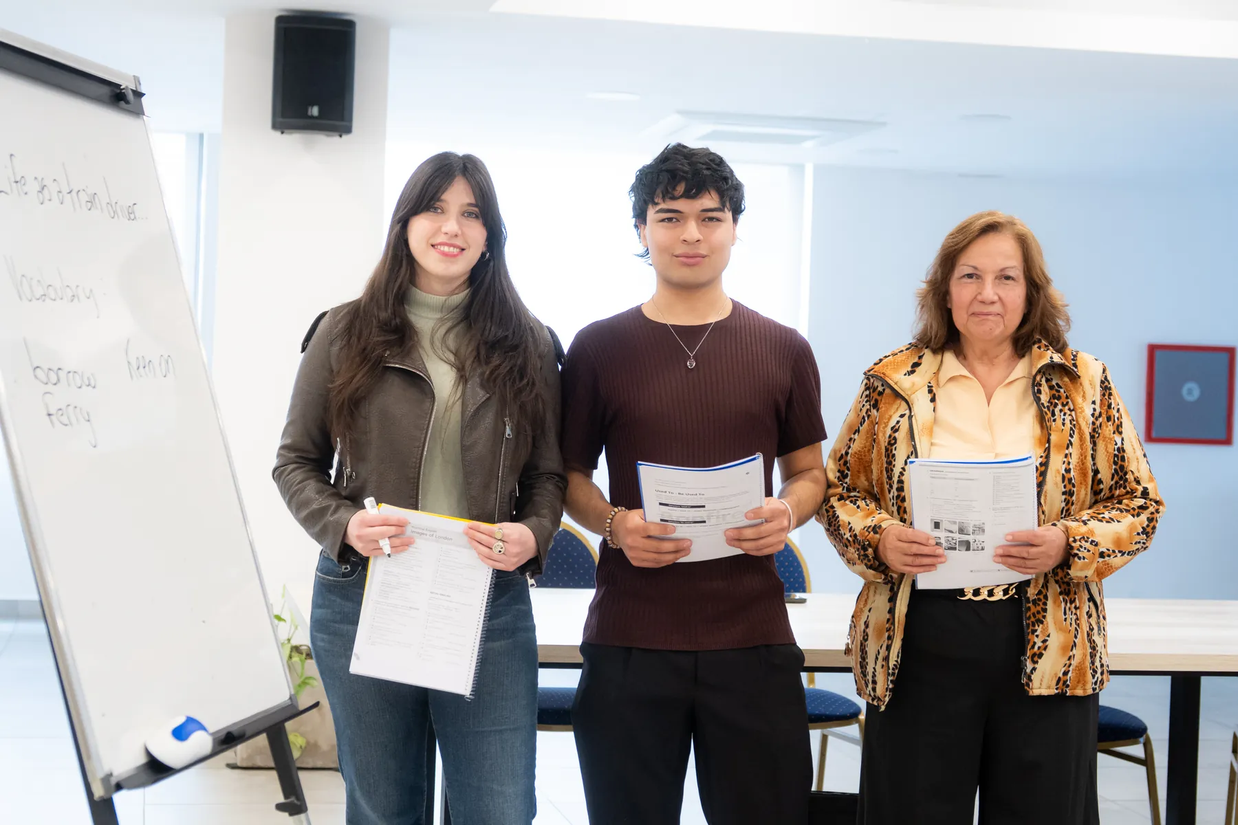 Alumnos de Bonfire frente al pizarrón en una clase de inglés