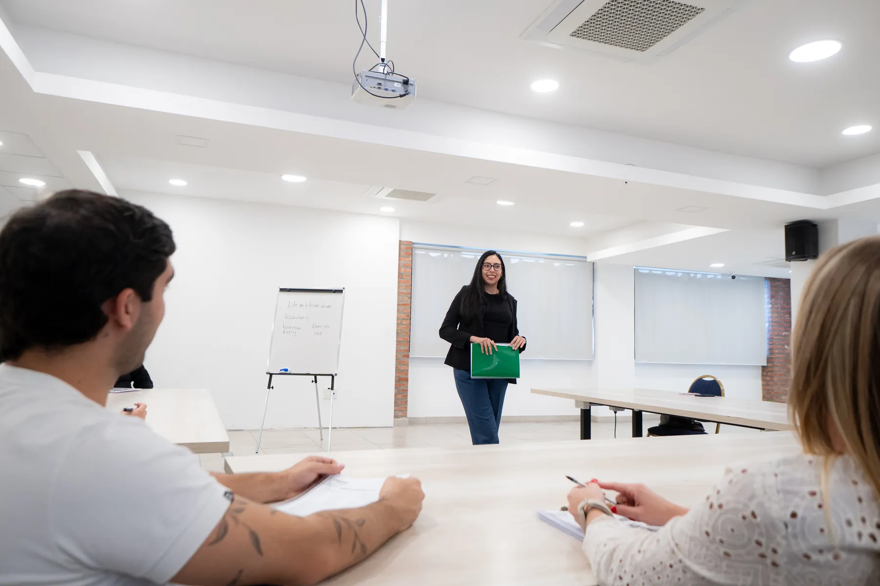 Profesora de Bonfire dando clase frente a su grupo