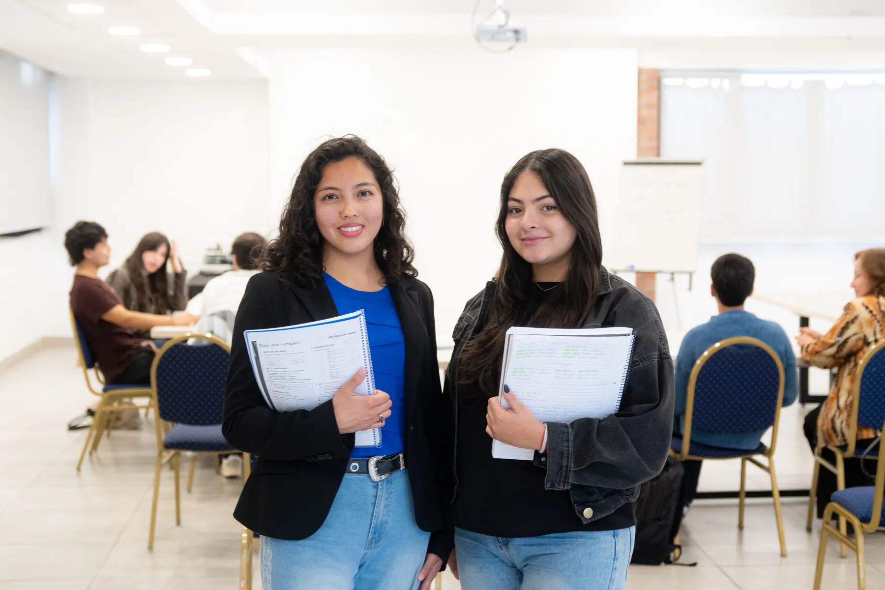 Dos alumnas de Bonfire en clase