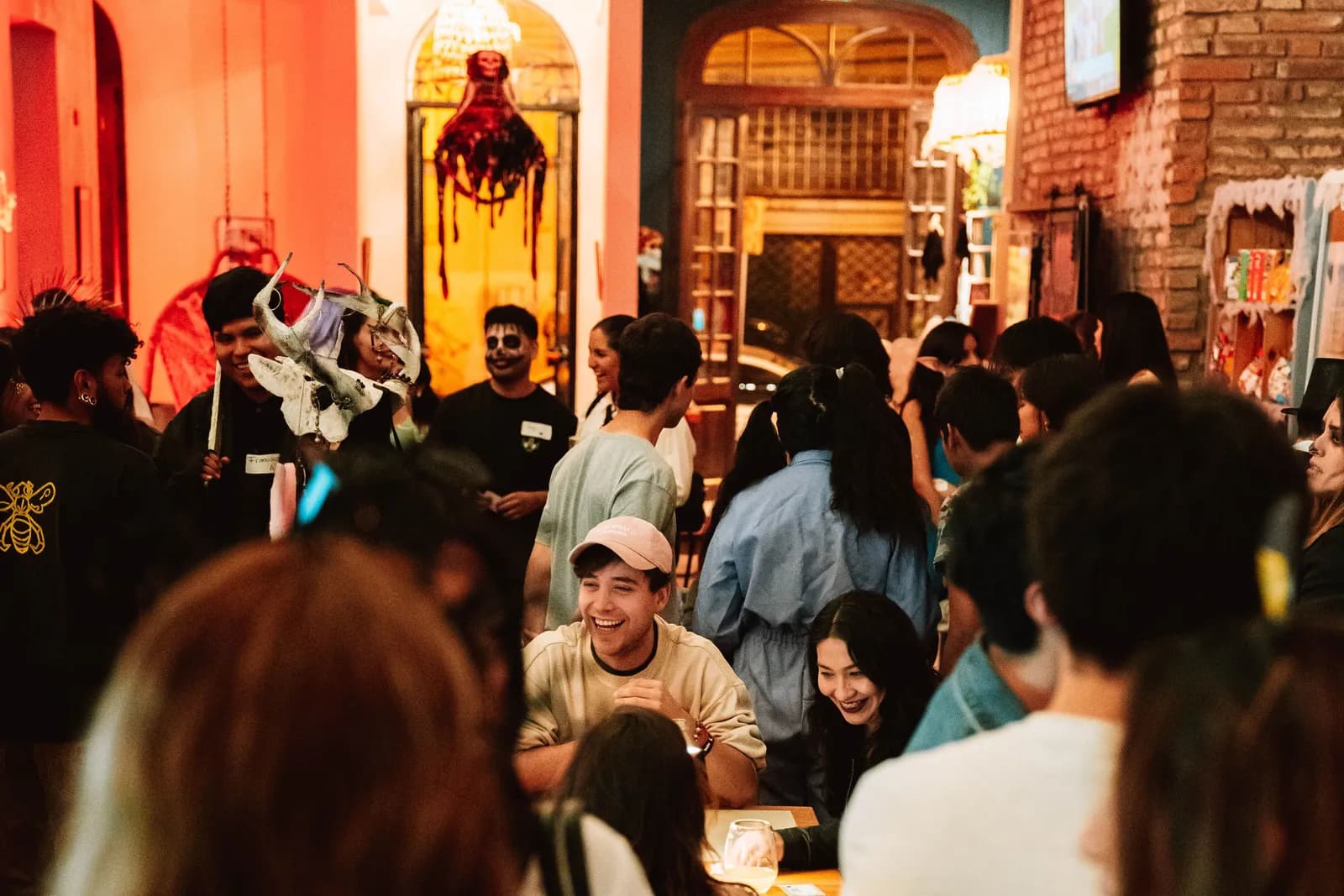 Personas disfrazadas en el Halloween Meetup de Bonfire en Selina